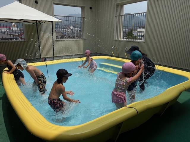 プールが始まりました♪